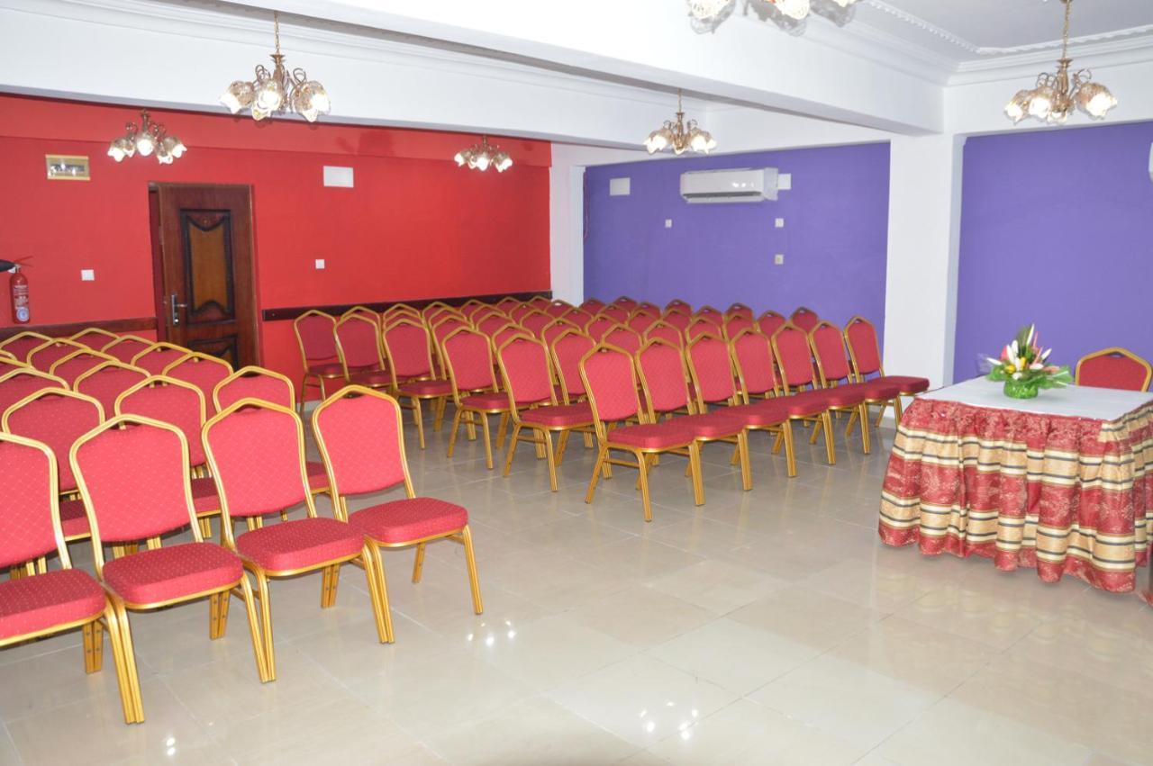 Hotel Vallee Des Princes Douala Exterior foto