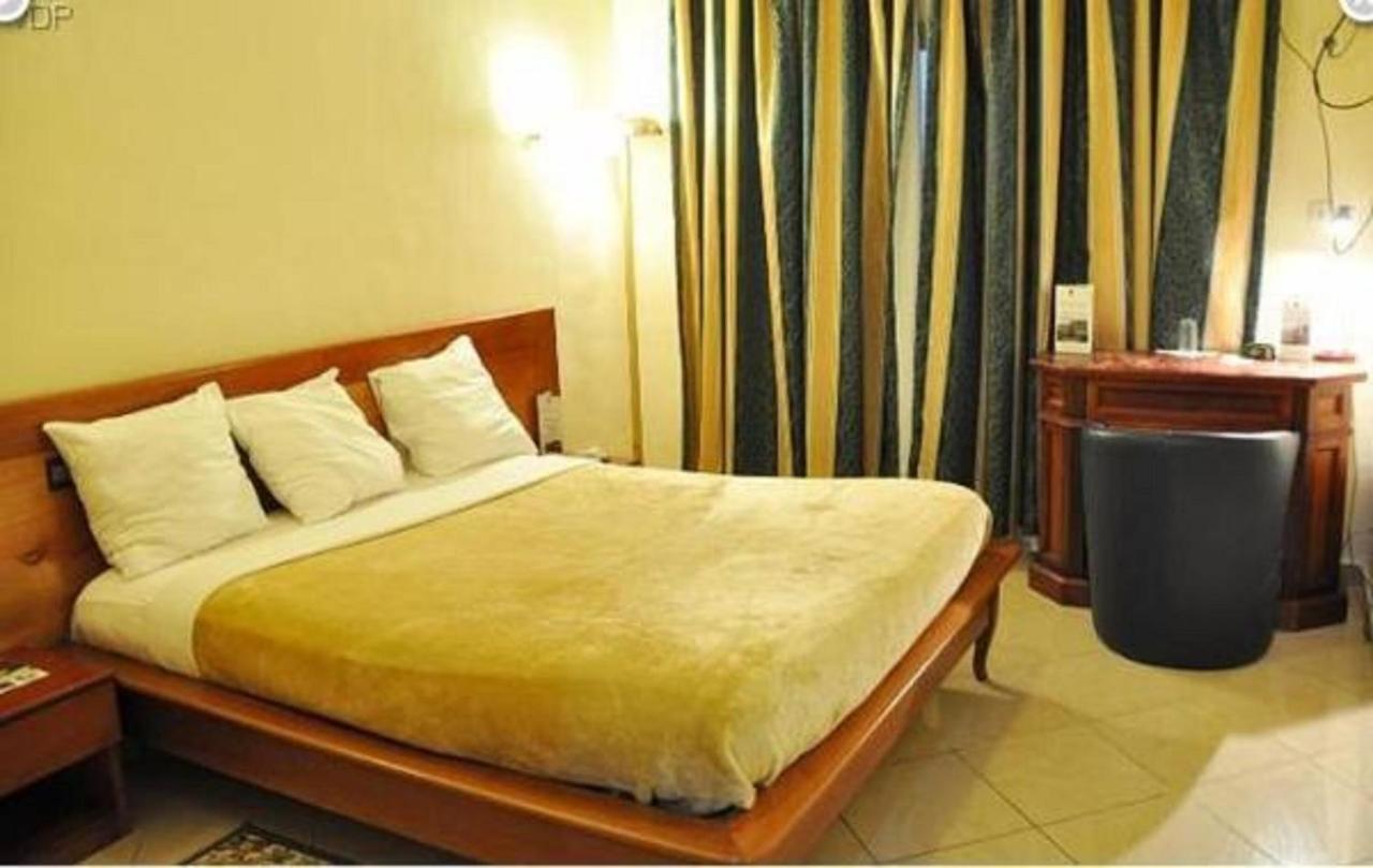 Hotel Vallee Des Princes Douala Exterior foto