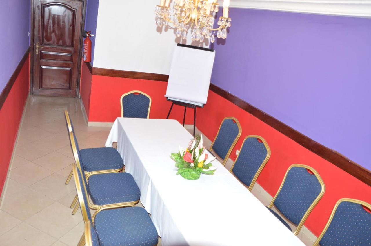 Hotel Vallee Des Princes Douala Exterior foto