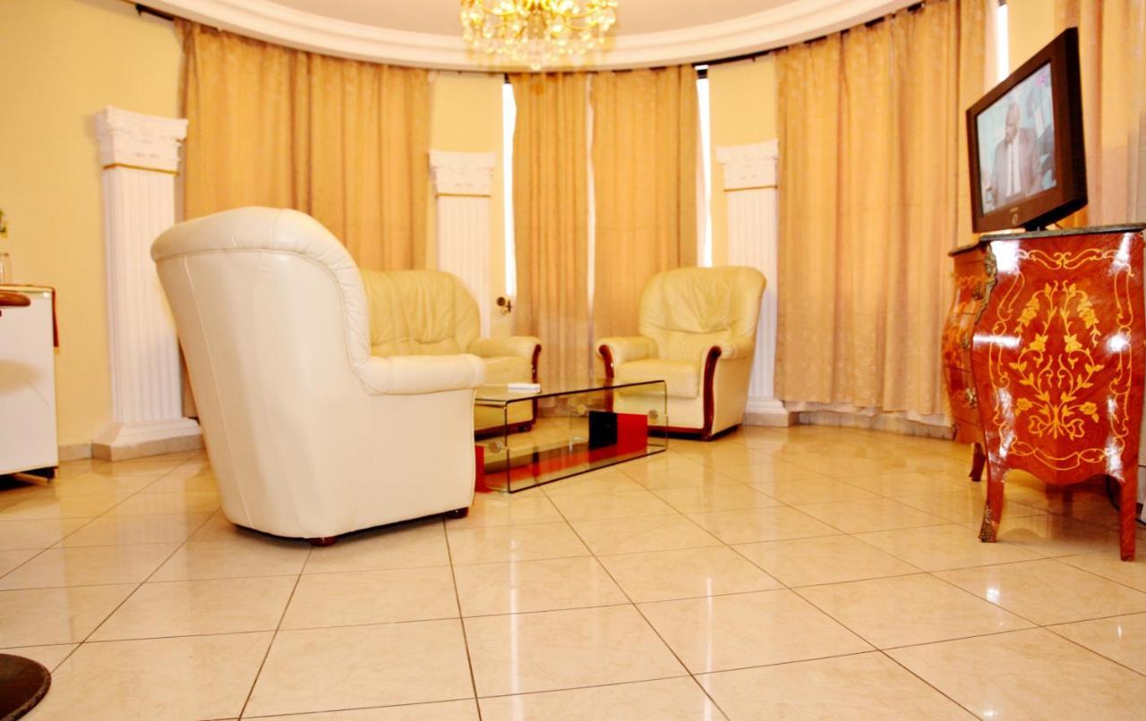 Hotel Vallee Des Princes Douala Exterior foto