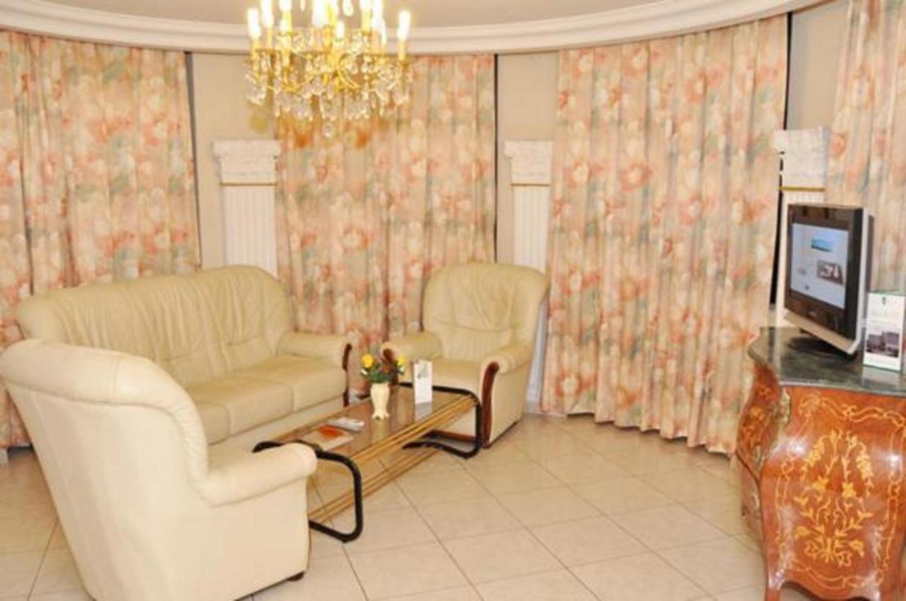 Hotel Vallee Des Princes Douala Exterior foto