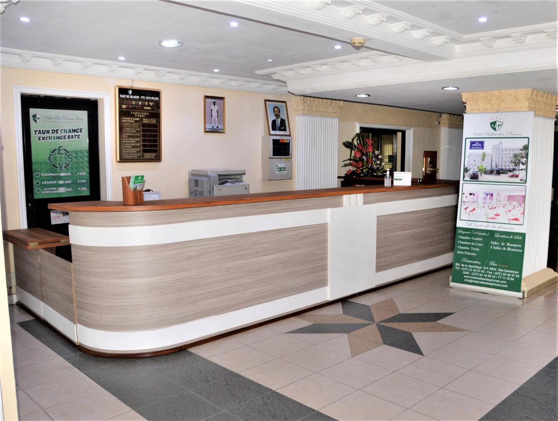 Hotel Vallee Des Princes Douala Exterior foto