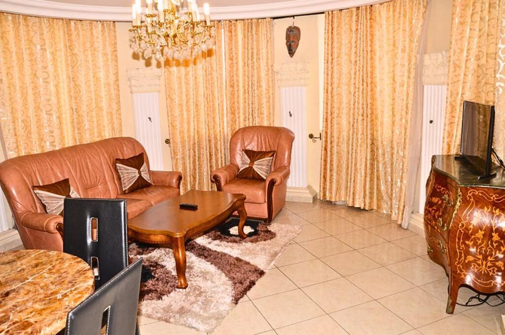 Hotel Vallee Des Princes Douala Exterior foto